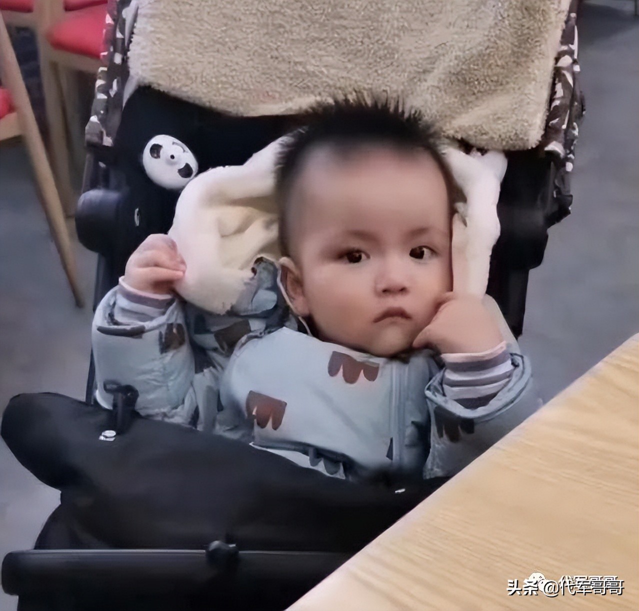 她22岁获选美冠军，嫁给富商生一子，如今35岁婚姻生活很幸福