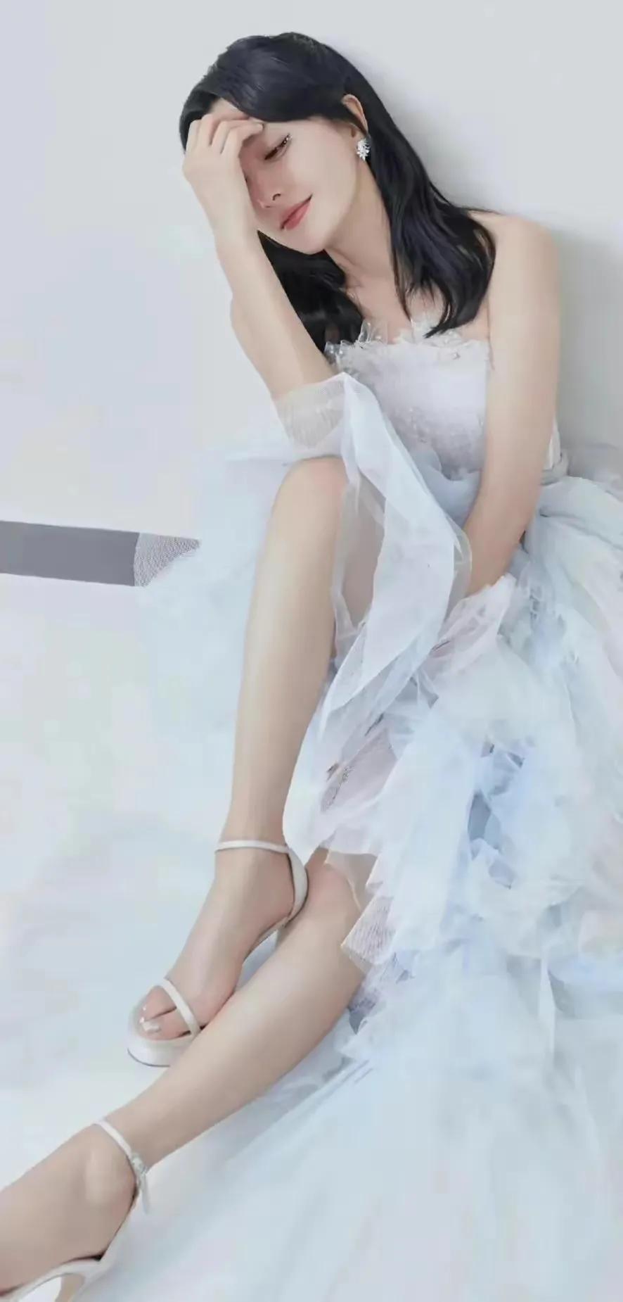 秦岚，气质俱佳，美得不要不要的！为你着迷，爱了爱了