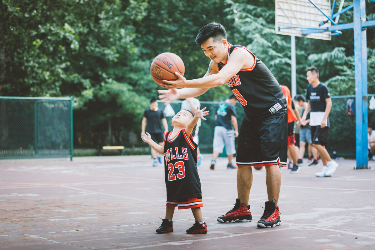 为什么好多人看nba(NBA的收视率低是库里的责任吗？小球时代究竟是福还是祸？)