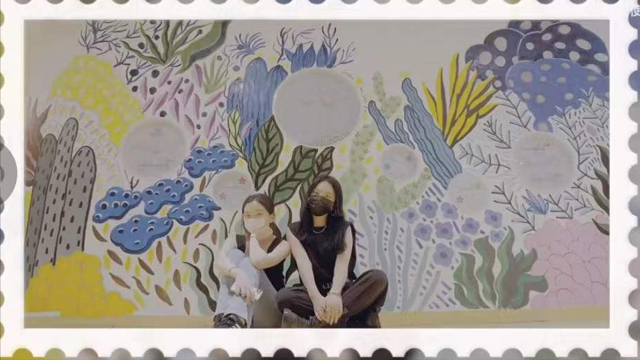 15岁李嫣在嫣然医院墙上作画，穿吊带上衣，亭亭玉立初具女神范儿