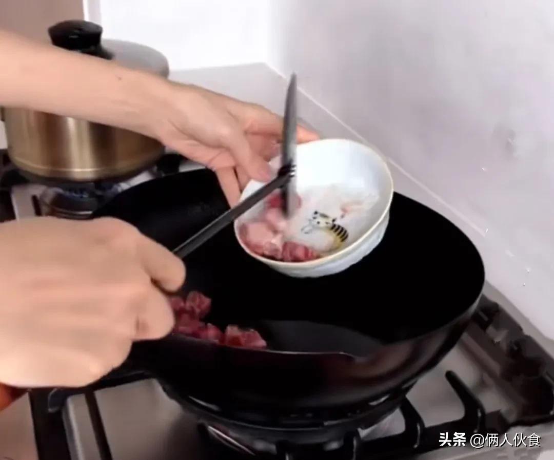 董洁晒牛肉炒面，引来5万网友点赞：耐心做饭的妈妈，样子很美