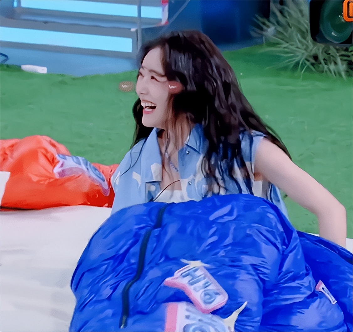 《你好星期六》露营，蔡文静把蓝天白云穿在了身上，清新凉爽
