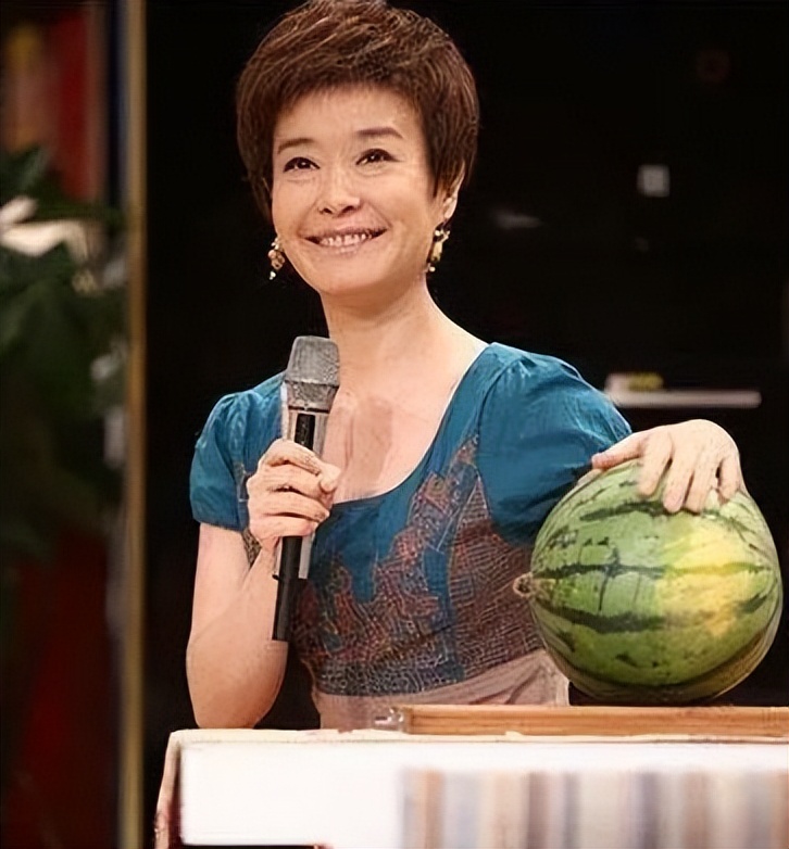 她父亲是央视台长，母亲是著名播音员，她能接替董卿的位置吗？