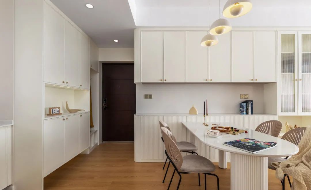 128m²养眼小两房：轻法式+原木风的混搭精髓，在她家感受到了