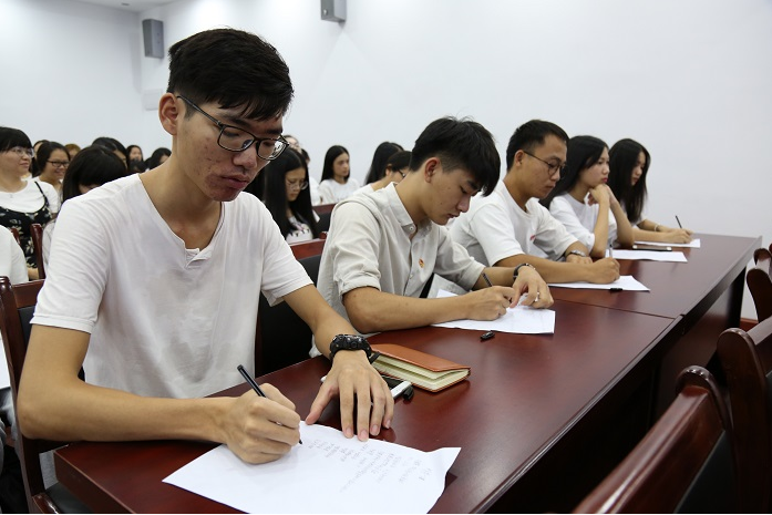 男大学生饭卡丢失，找回后被盗刷 500元，他的反应叫人心疼