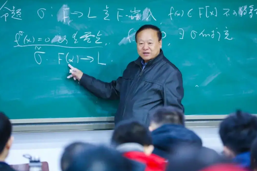 大学老师高薪又轻松？殊不知他才是最辛苦的，有些连铁饭碗都不是