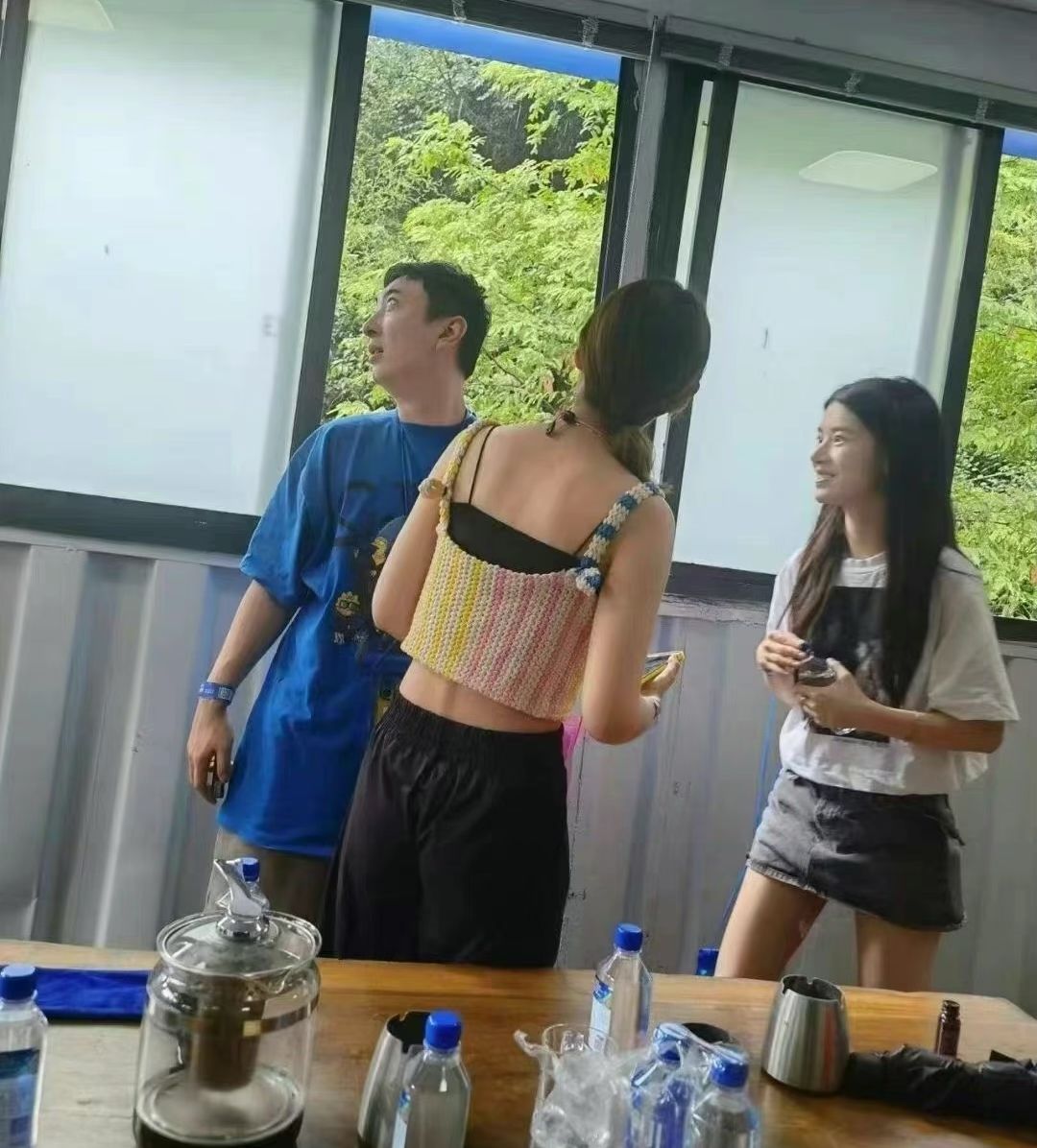 王思聪新女友疑似曝光，颜值清纯神似张婧仪，身材高挑气质出众