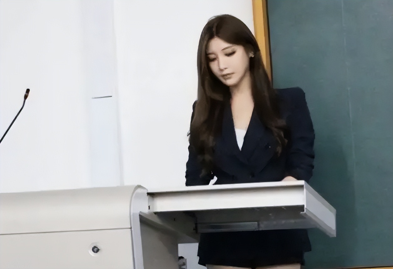 大学女教师因长相火了，“黄金比例脸”美艳动人，却有些不真实