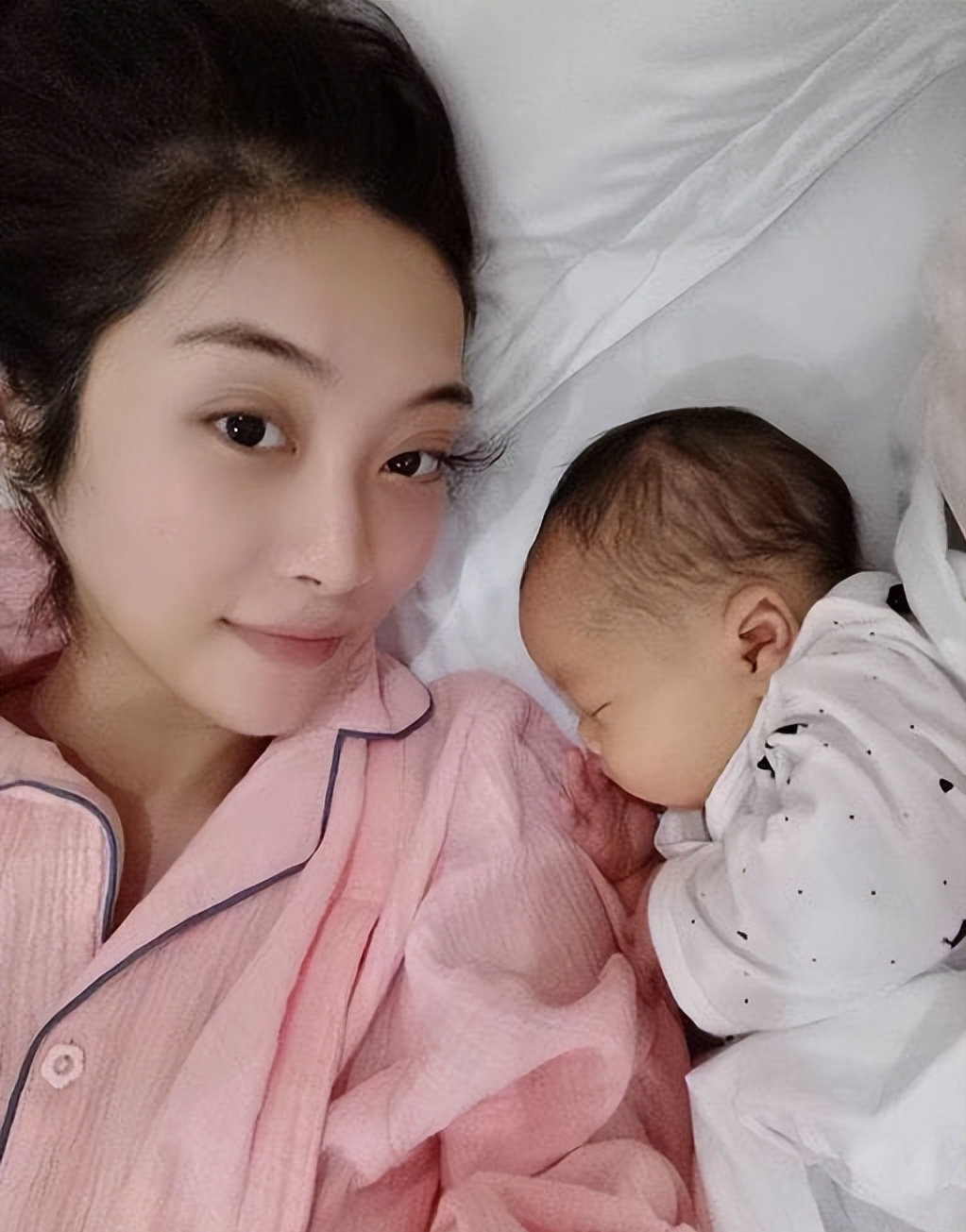 30岁女模特试管生下混血三胞胎:不打算结婚了,每个月花10万养娃