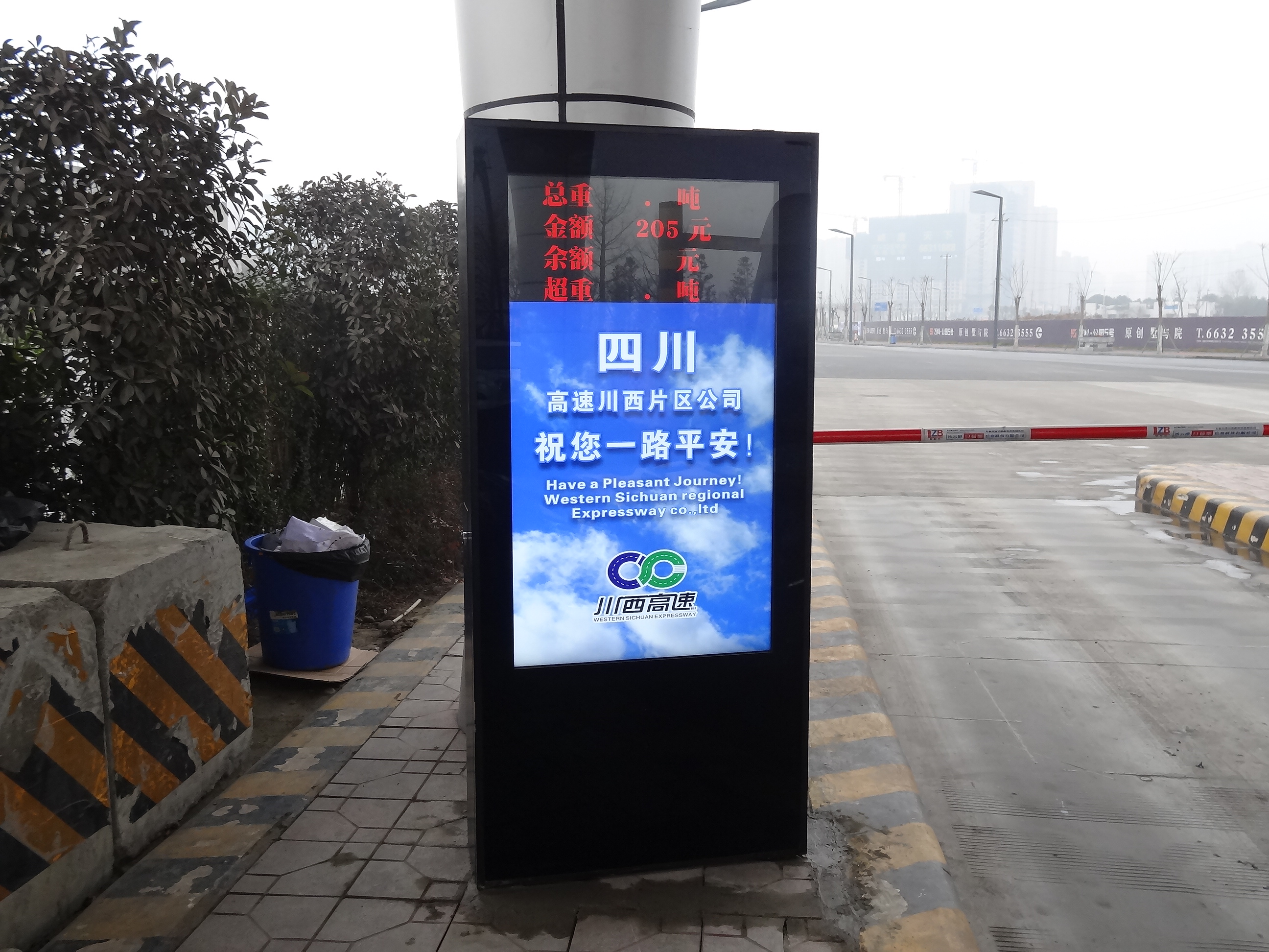 户外智慧商显屏在高速路口、高铁、机场的使用场景案例图片参考