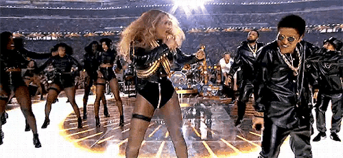 维密秀砸重金请大牌歌手，2012年嘉宾最给力，24岁蕾哈娜开演唱会