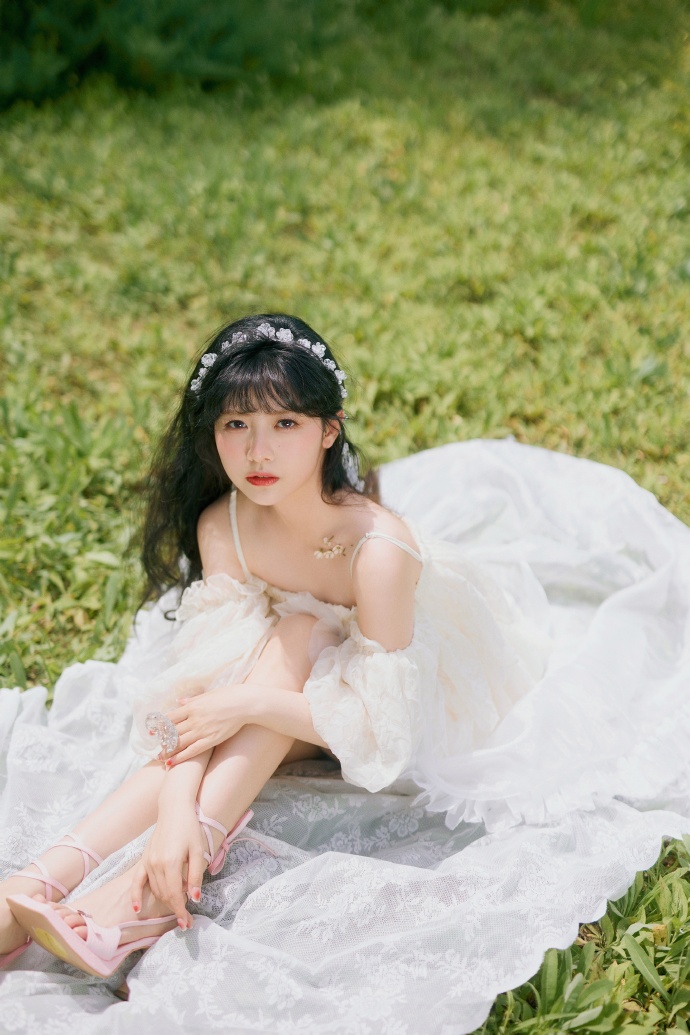 赖美云一身白色长裙公主气质尽显