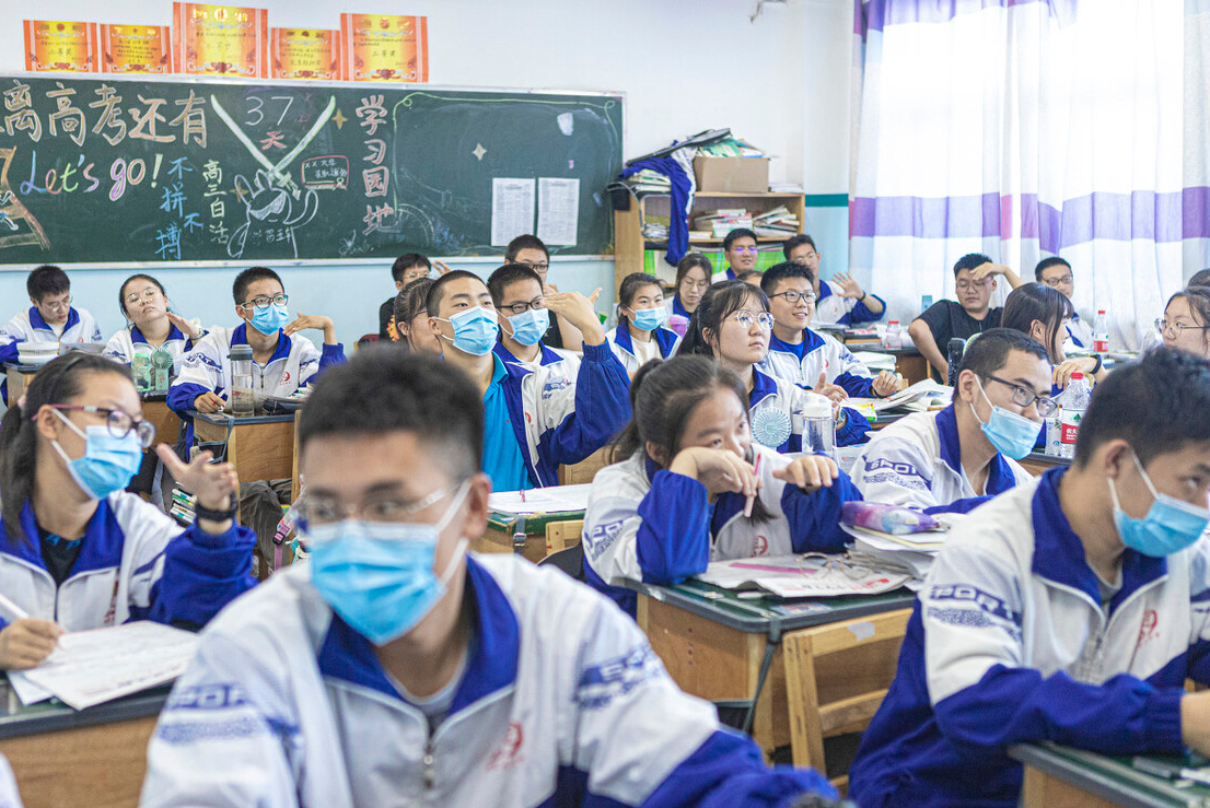 高三一模只考了350分，该参加高考还是走单招，聪明学生这样选