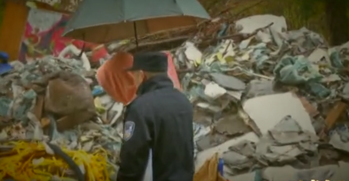 女大学生失踪12年后，她出现在母校废弃房……