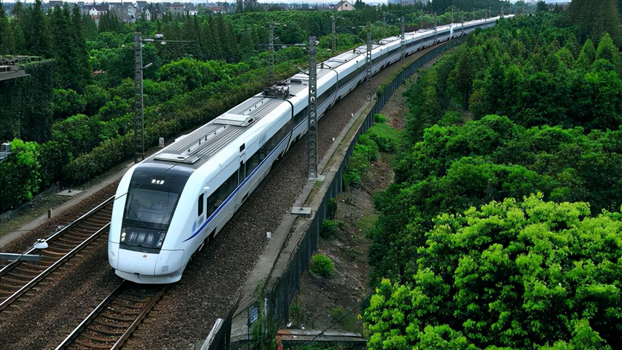 高铁和动车有什么区别？是一样车吗？它们之间是路和车的关系