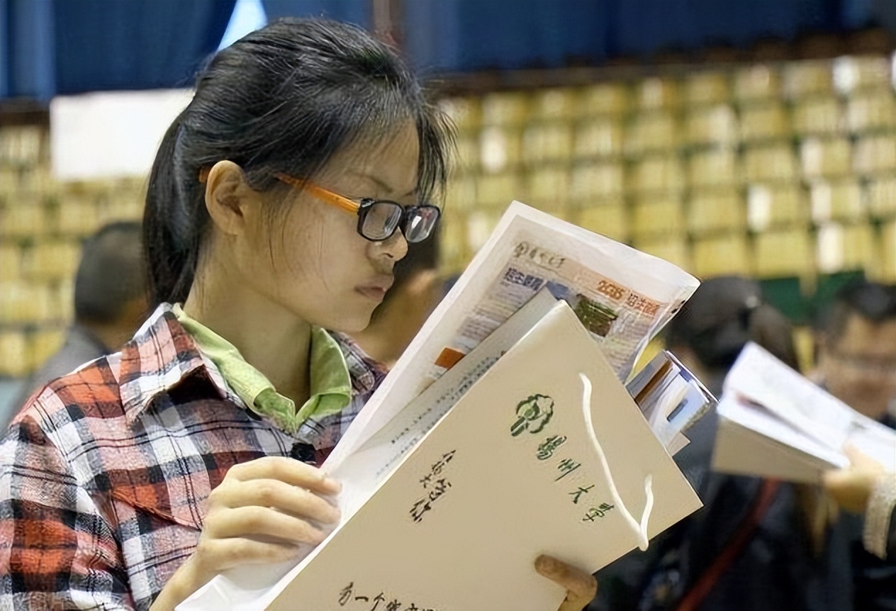 临近毕业才察觉，省内和省外读大学差别不小，有些人已经在后悔了