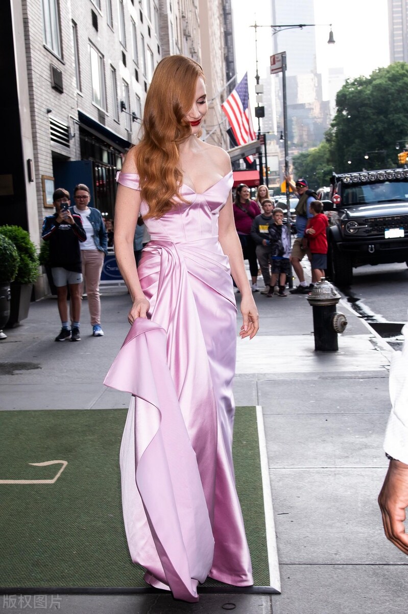 杰西卡-查斯坦前往参加托尼奖粉色礼裙优雅艳丽