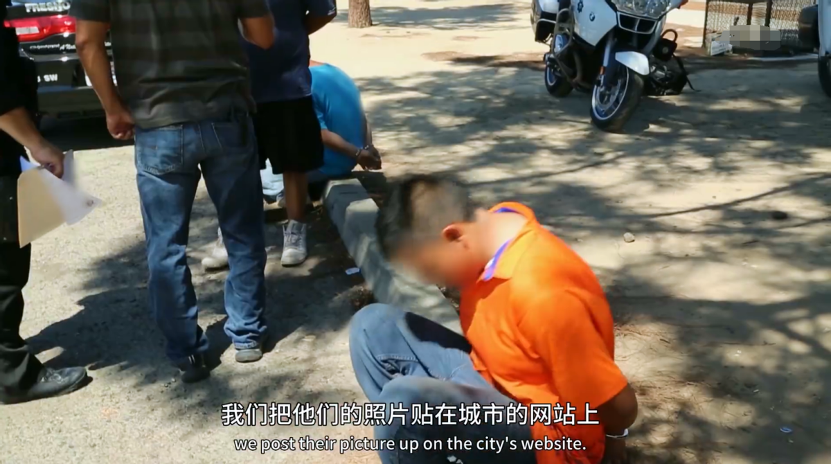 美国女警钓鱼执法现场：装成妓女引嫖客上钩，穿成这样谁顶得住？