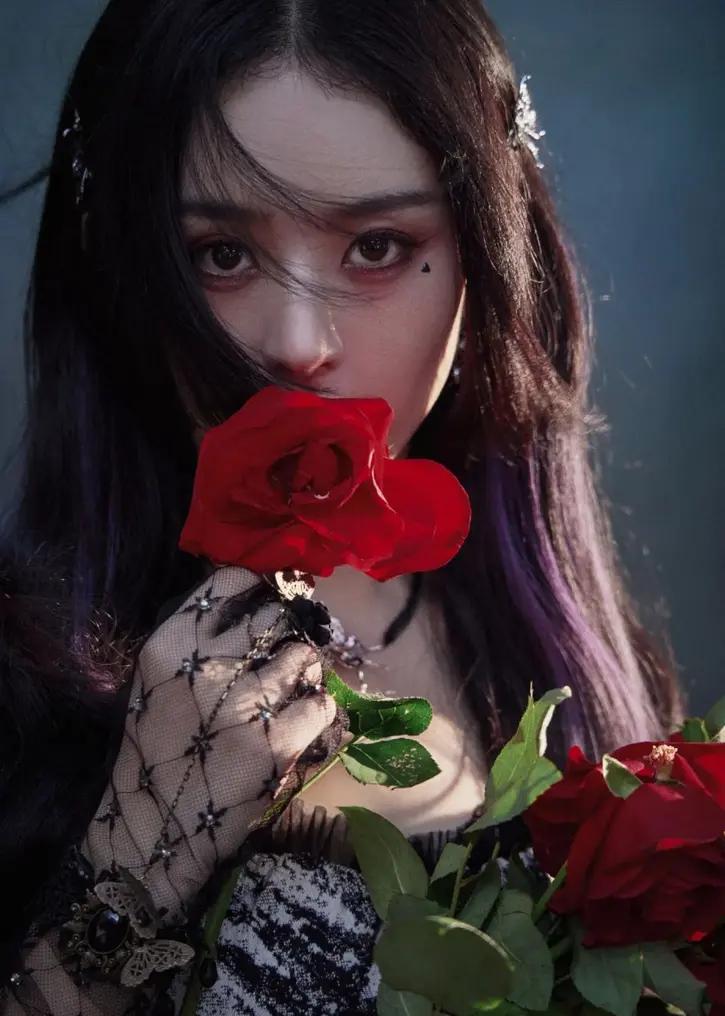 赵丽颖最新生图曝光，这脸怎么像17年前爆火退圈的她？