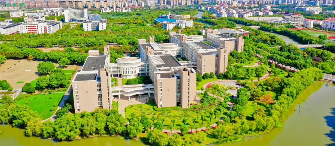 这所院校曾是沪上“最美校园”获得者，拥有“斯坦福”大草坪