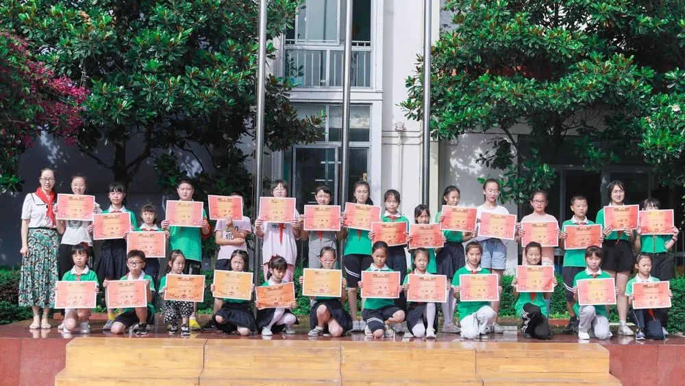 双流区迎春小学举行第七届校园足球班级联赛暨啦啦操比赛颁奖仪式