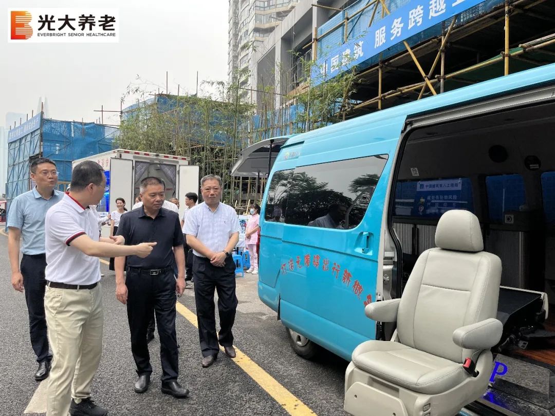 重庆市政协党组成员、副主席徐代银一行莅临光大百龄帮解放碑项目