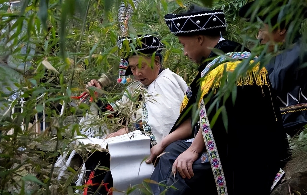 昆明这个古寨，有国内唯一的男人节，还有片神秘树林是女人禁地