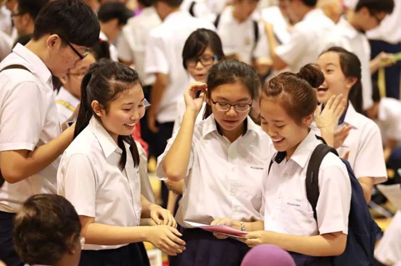 低龄留学备受争议，国外教育就更好吗，某家长直言“你们是仇富”