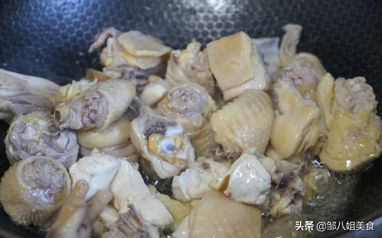 炖鸡汤，记住“加2步放3样”，炖好后鸡汤鲜香无腥，浓郁好喝