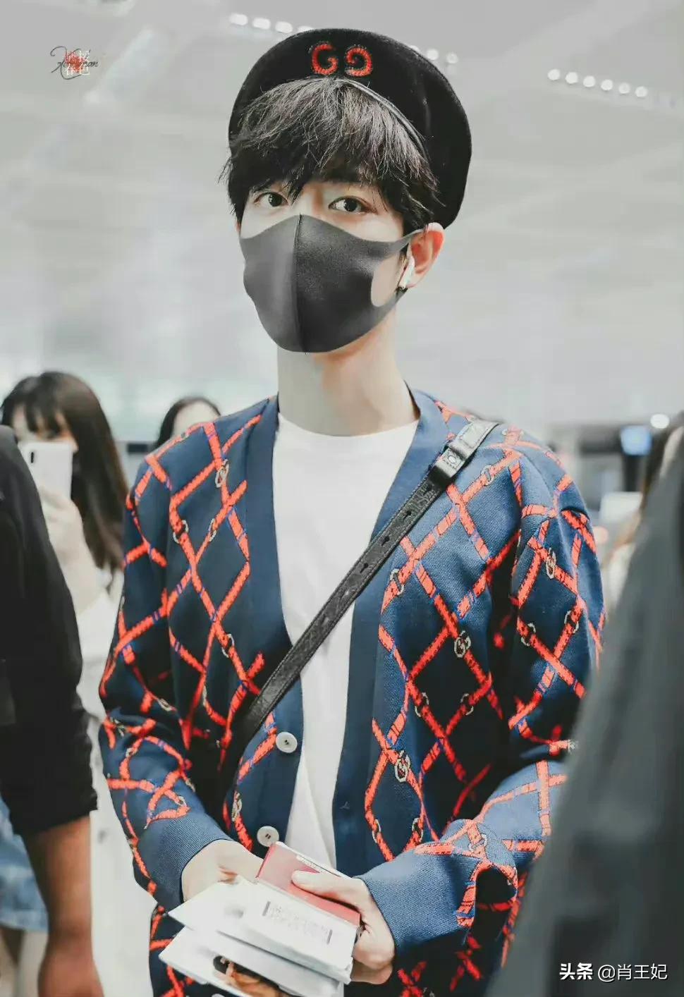 桃桃的一组生图,肖战的眼睛真好看,灵气逼人鲜花与少年绝配