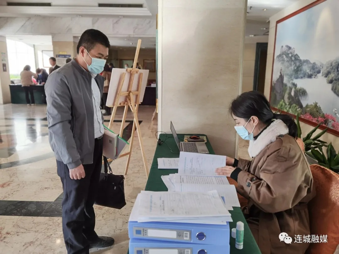 「聚焦兩會」參加縣政協十一屆一次會議的委員們今天向大會報到