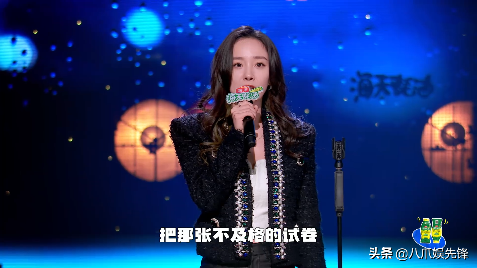 成龙登《脱口秀专场》，全程脱稿差距明显，对比提词器令李诞汗颜