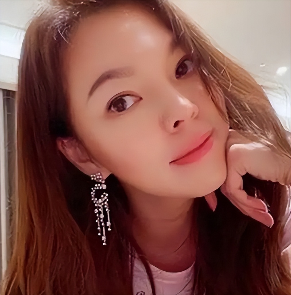 34岁当富士康老板娘,6年3胎稳当百亿豪门阔太,曾馨莹凭什么?