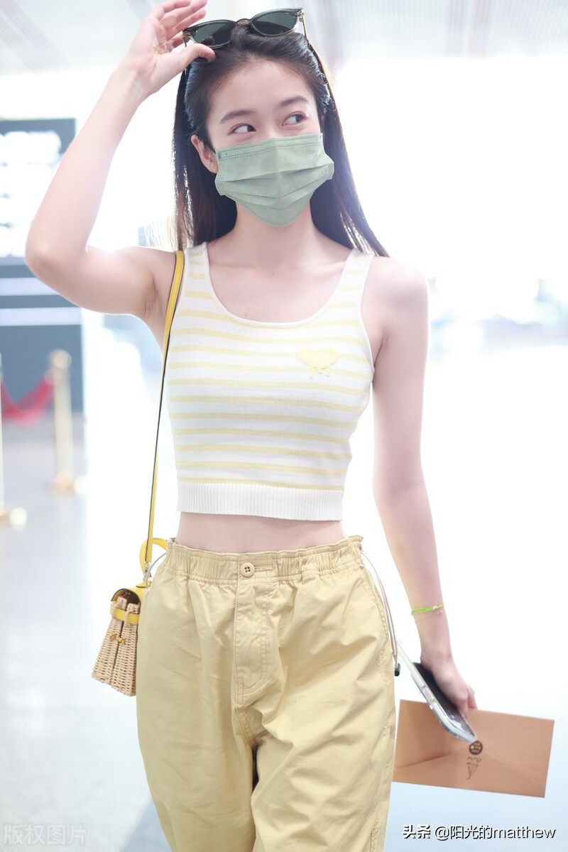 张雪迎清爽夏装现身机场，修身背心搭长裤身材苗条