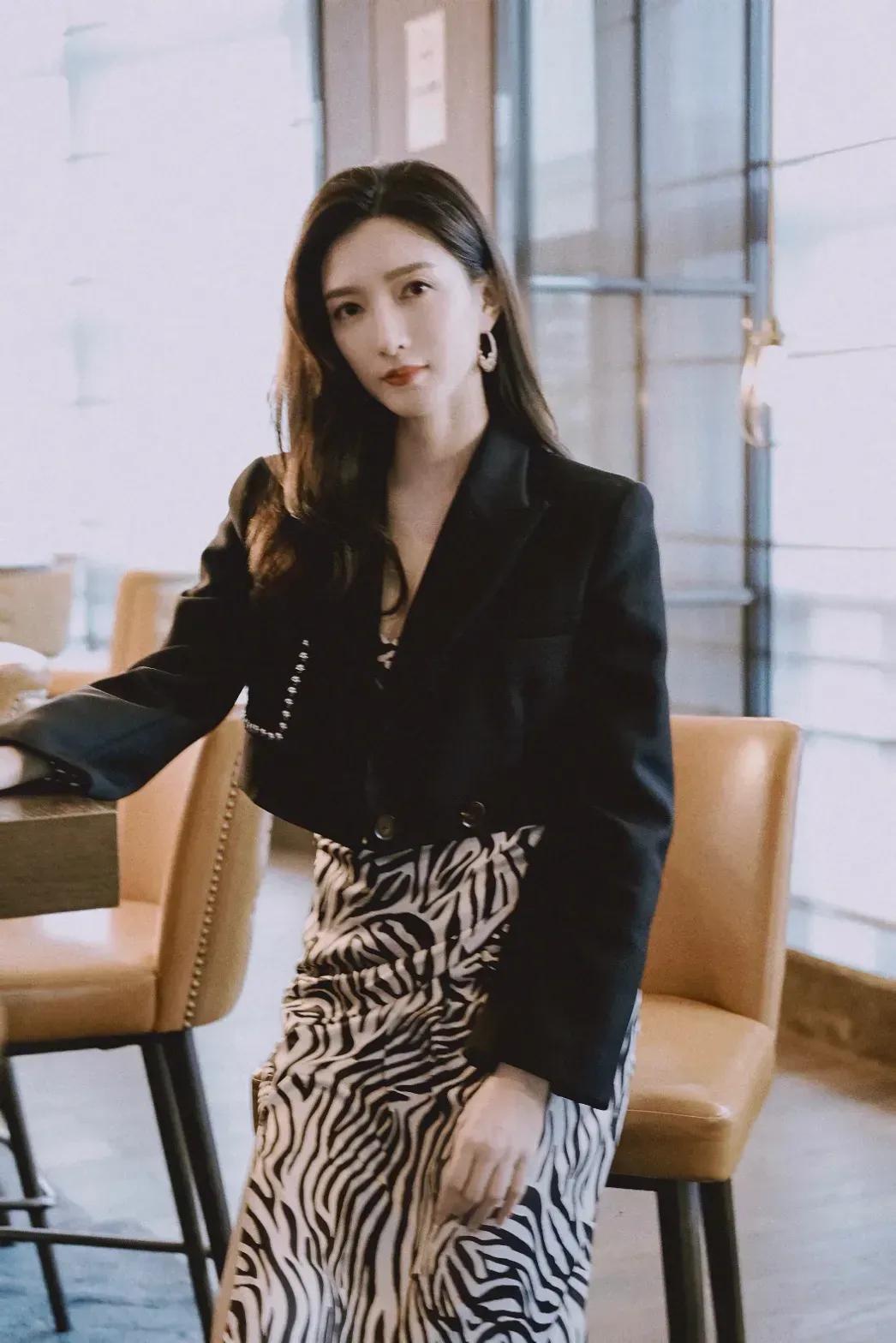 江疏影短西装搭配长裙，干练又霸气