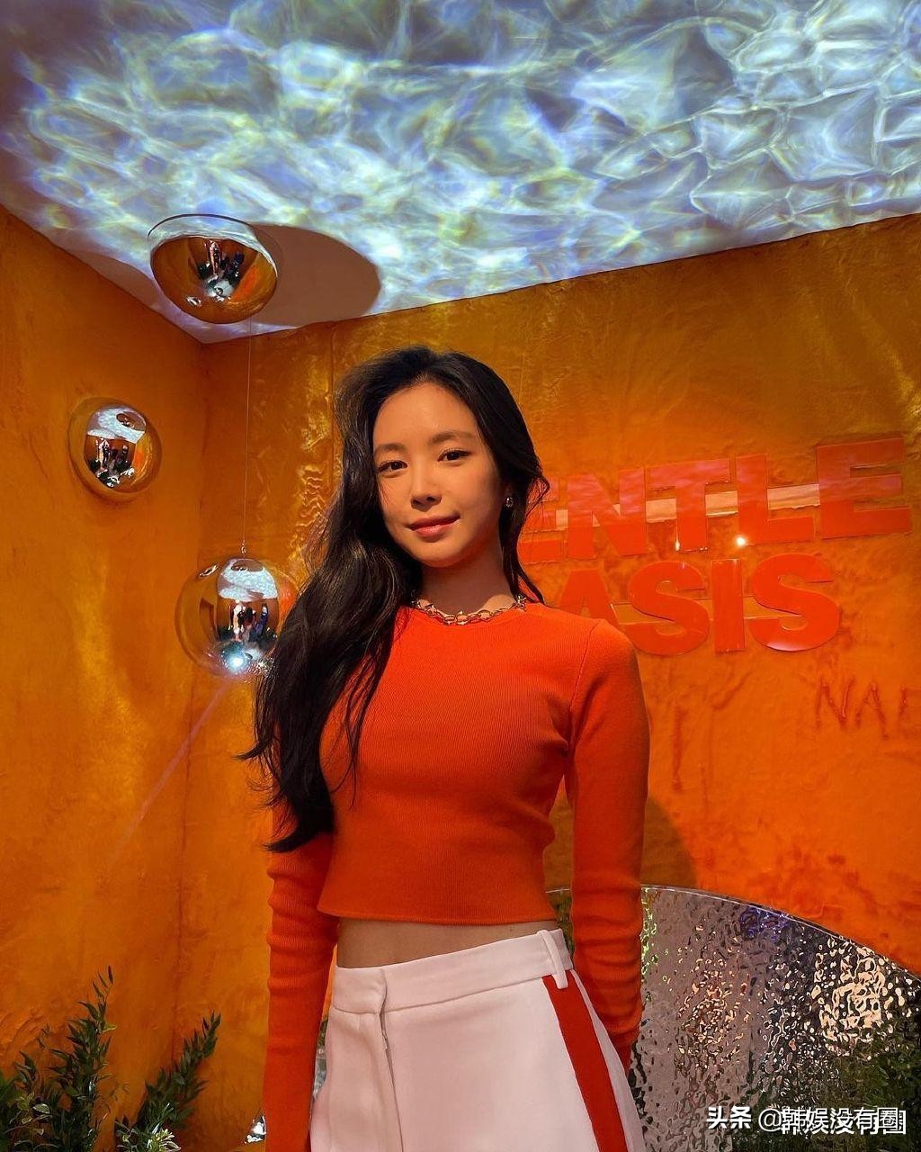 apink孙娜恩21英寸的蚂蚁腰性感的可乐瓶身材