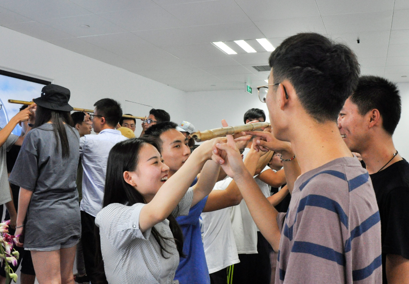 大一到大四“对比照”，大一是帅哥大四被叫哥，反向逆袭惊呆网友