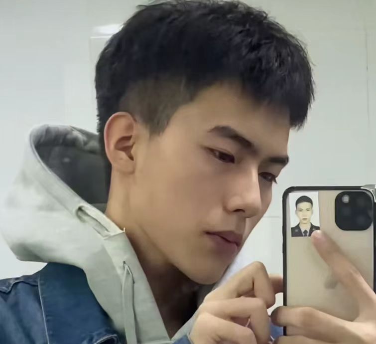 中国人民公安大学男生走红，身高1米8外形硬朗帅气，不愧是警校生