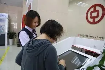 为什么银行工作人员帮你开通手机银行时这么热情？原因是什么？
