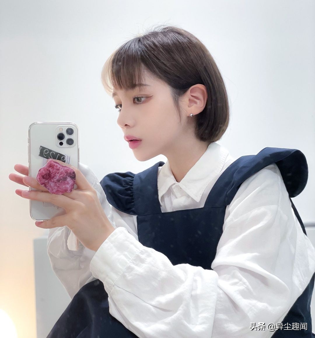 真人芭比娃娃、短发精灵系美女「白皙完美侧颜」爆红全网