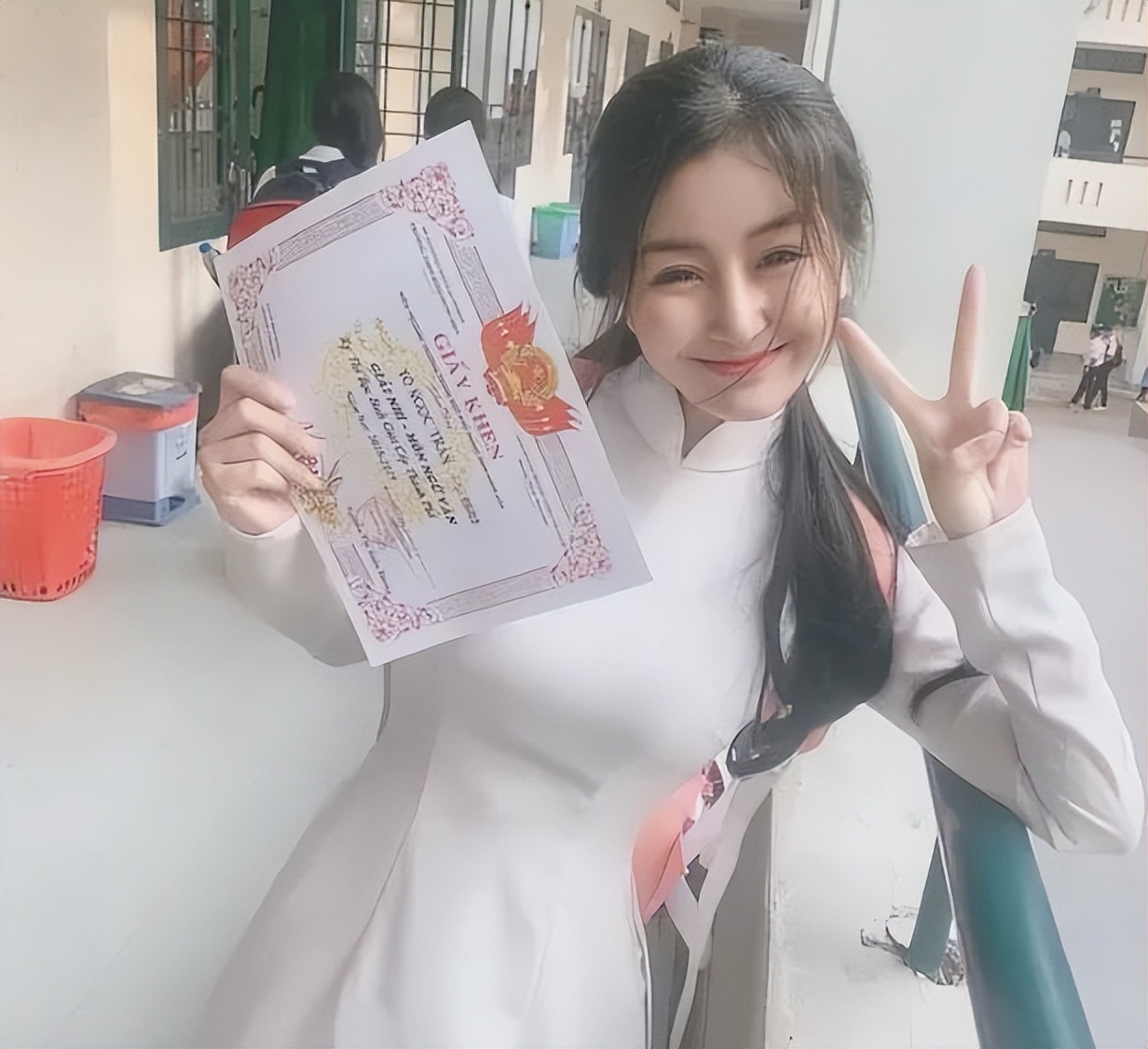 高中女孩被称为“纯欲系校花”！普通校服穿出高级感，令学生羡慕