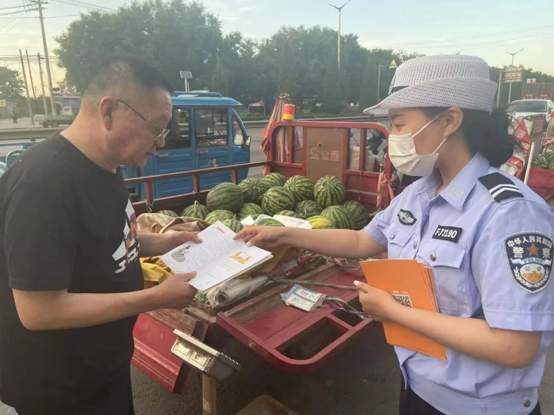 「美丽乡村行」侯马交警进集市开展交通安全宣传活动