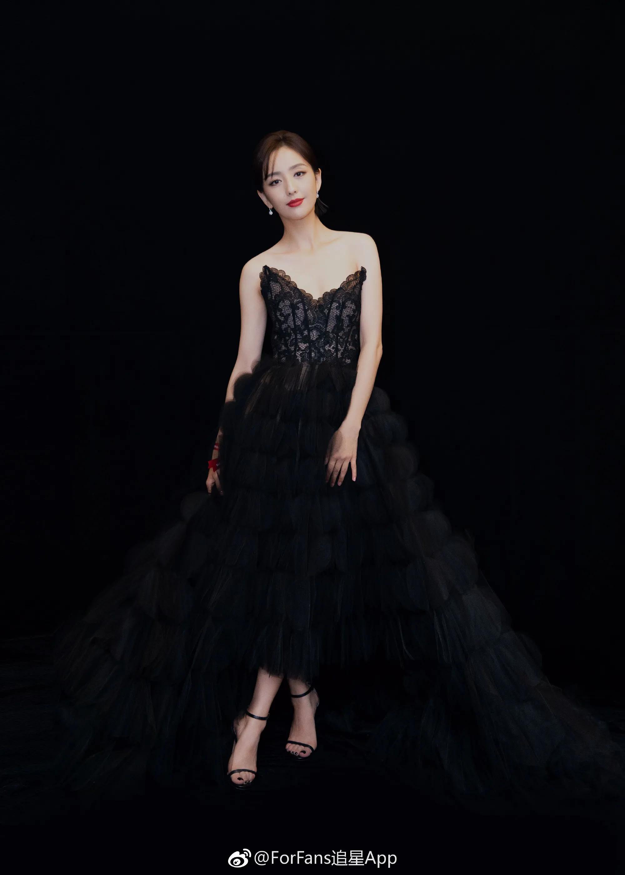 明星系列：佟丽娅，一个美丽的锡伯族姑娘，短发太迷人了