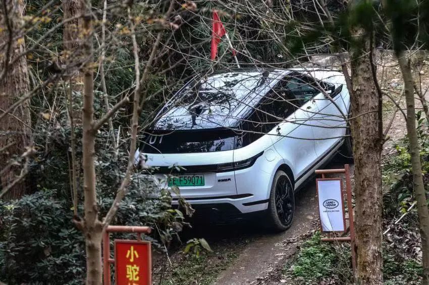 试驾揽胜极光L P300e：44万这个价，它值吗？