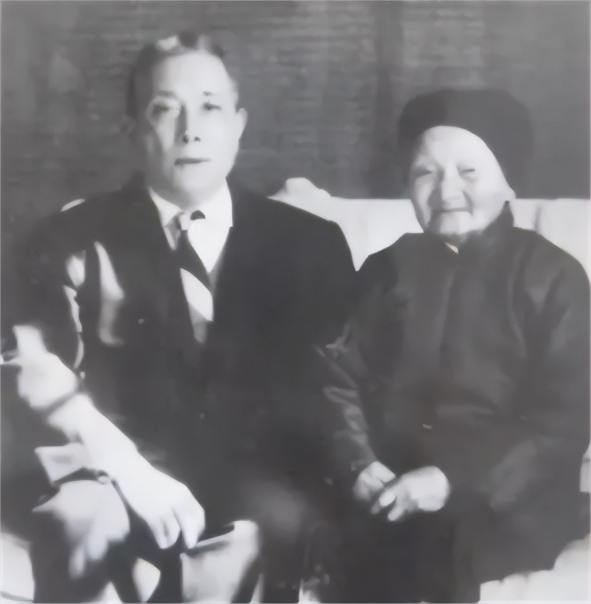 女儿刚刚夭折，丈夫就迷上貌美校花，妻子成全，他却牵挂妻子一生