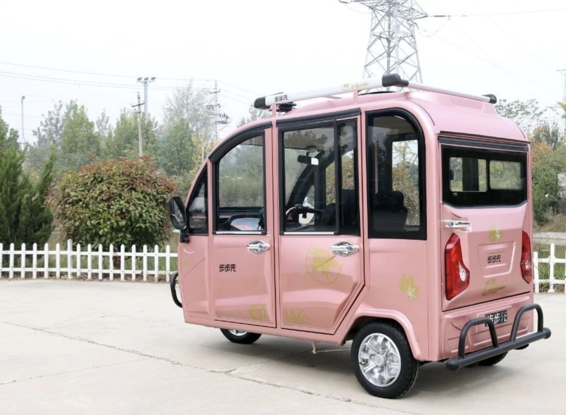 2款带空调的电动三轮篷车,最低价6000元,能挡雨,适合老年人