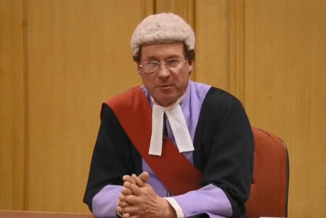 香港回归25年，这顶来自英国的假发戴着还有何意义？何不脱掉它？