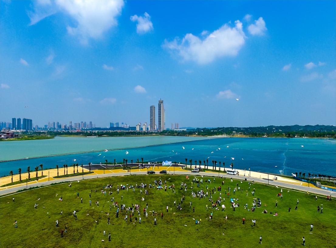 可以在這裡騎行,賞花,踏青,玩水玩沙子,公園裡可以短時間的露營,但是