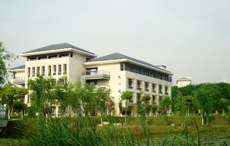 江苏这所普通大学，经常被误会成211，王牌专业太吃香了