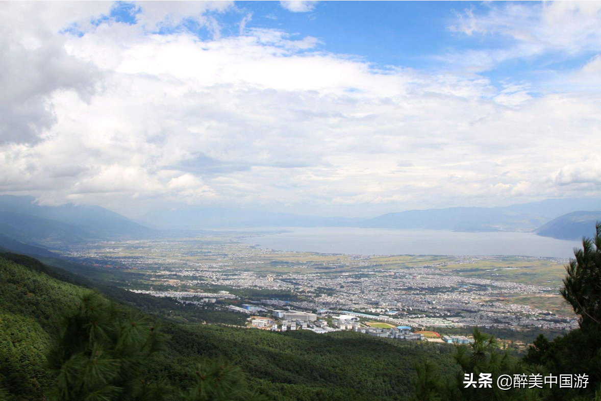 登临苍山，巍峨雄壮，冬末看雪，夏初赏花，原生态自然景观独特